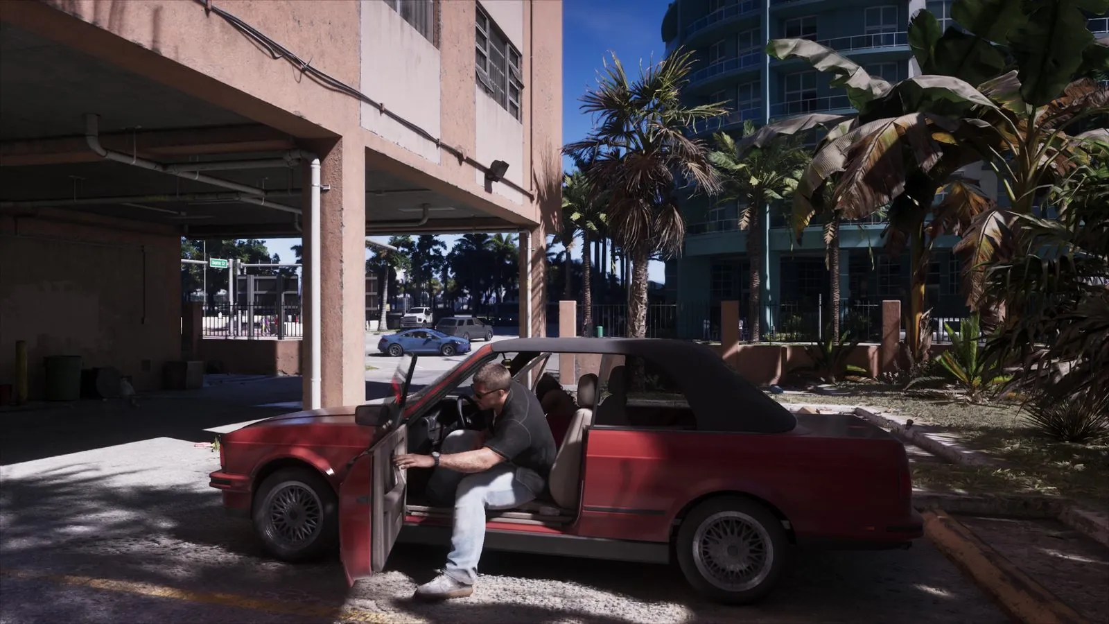 Джейсон садится в кабриолет на парковке под домом — GTA 6