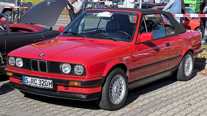 Красный кабриолет Джейсона и BMW 3 серии E30 — реальность