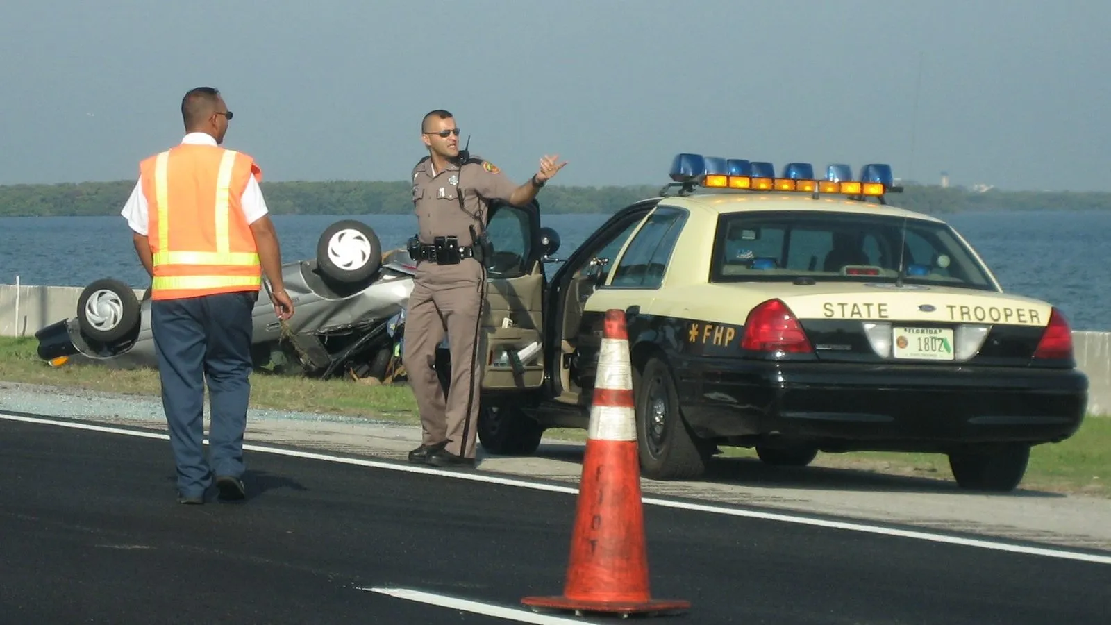Патрульный Florida Highway Patrol на месте аварии. Фото Tampa Gator, public domain
