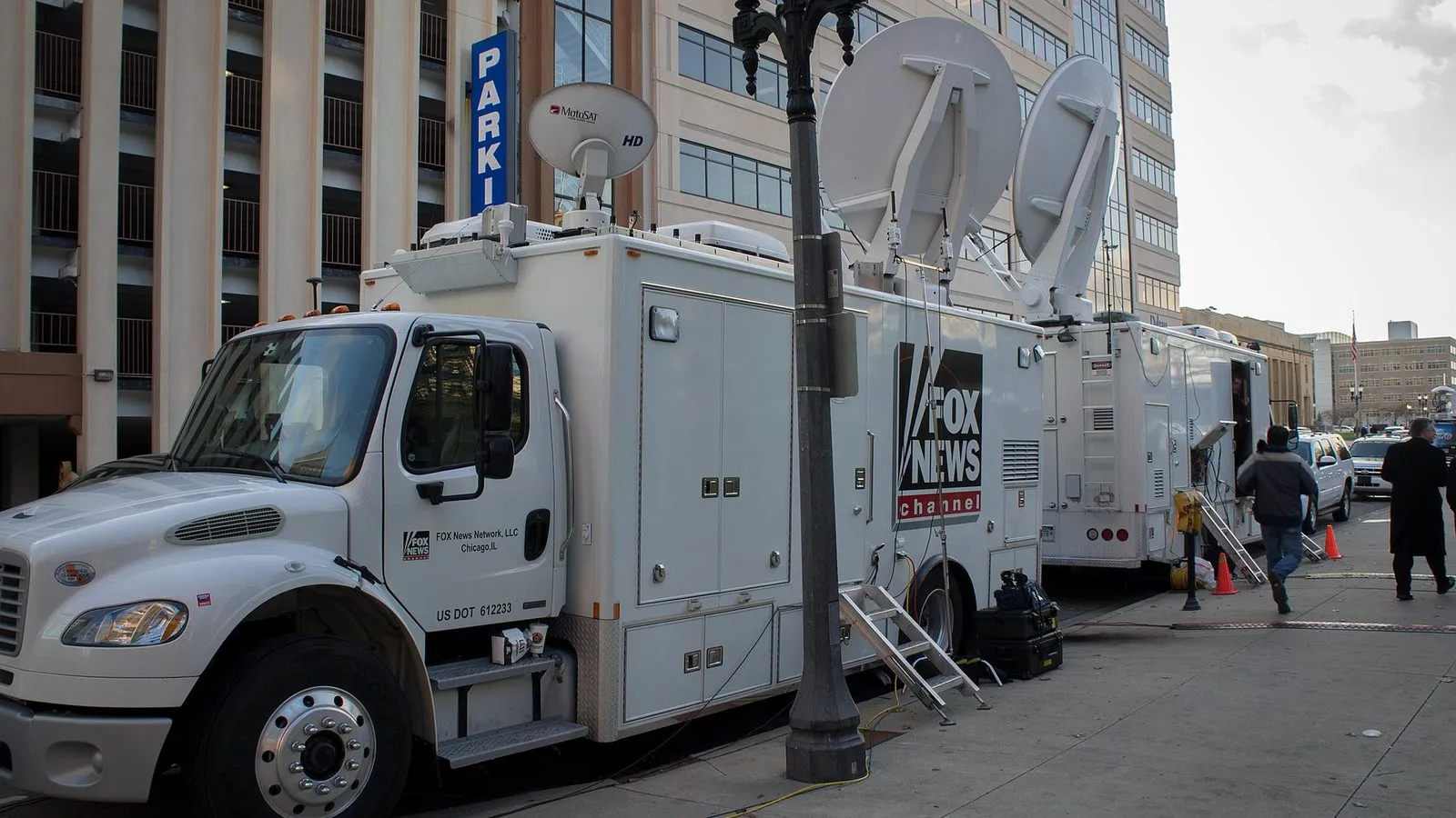 Передвижная студия Fox News с тарелками спутниковой связи