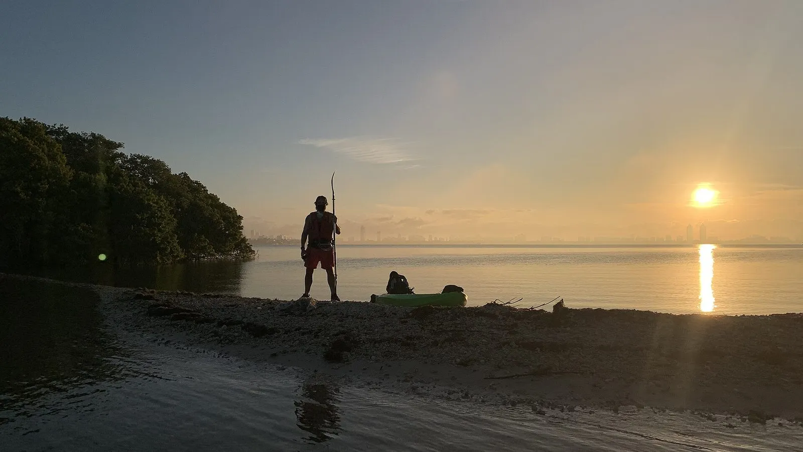Каякер у острова Bird Island в заливе Бискейн, на горизонте — Майами. Фото Thomas Spiegelhalter