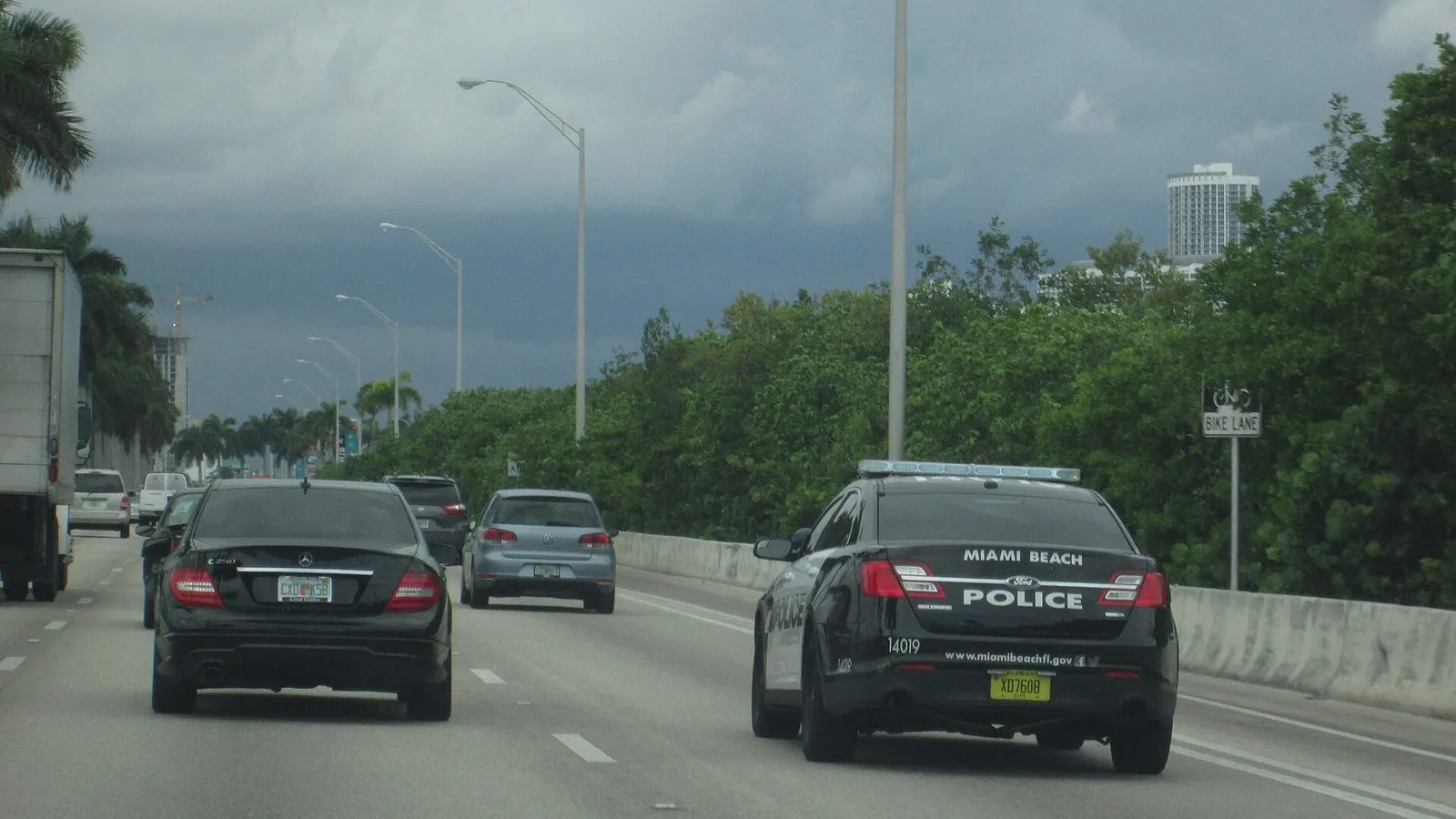 Машины на дамбе MacArthur Causeway в Майами. Фото Ivan Curra, CC BY-SA 3.0