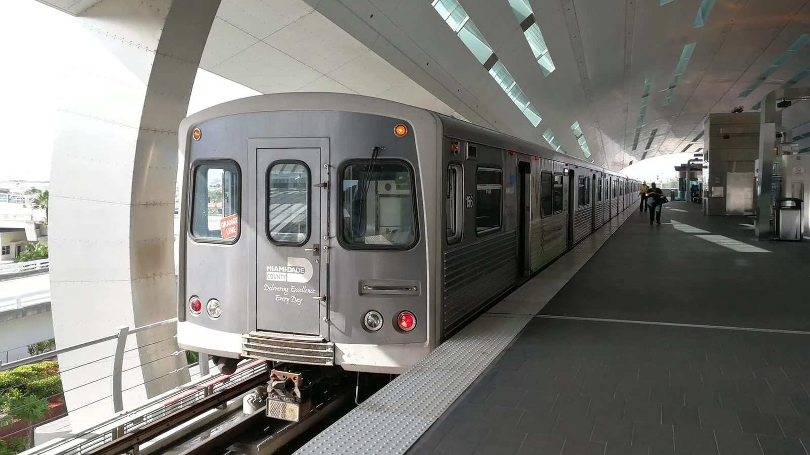 Поезд Metrorail на станции Международного аэропорта Майами