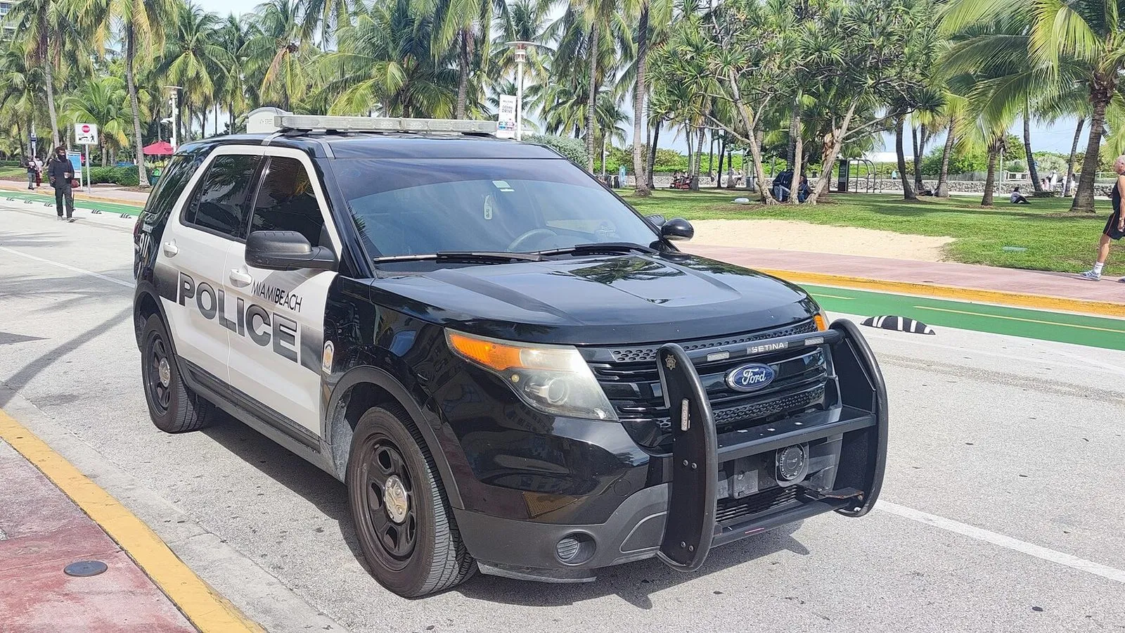 Ford Police Interceptor Utility полиции Майами-Бич у пляжа