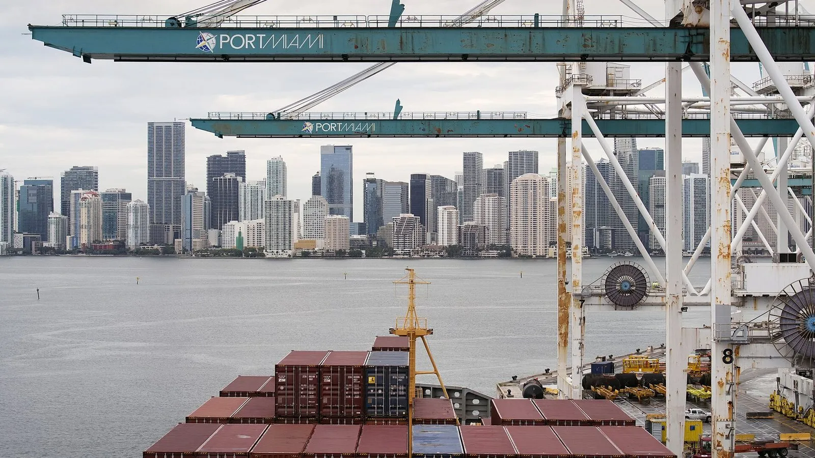 Краны PortMiami и небоскрёбы центра Майами за заливом