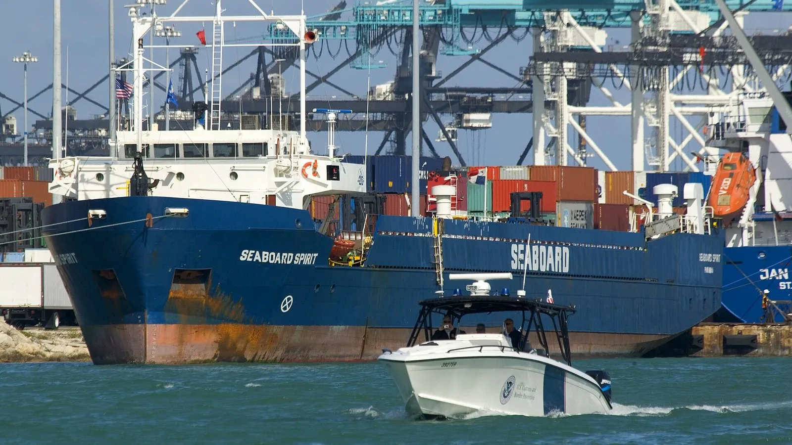 Сухогруз под портальными кранами PortMiami и катер у борта
