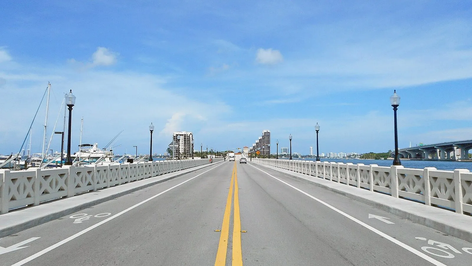Venetian Causeway со стороны Майами: перила, фонари и велополосы